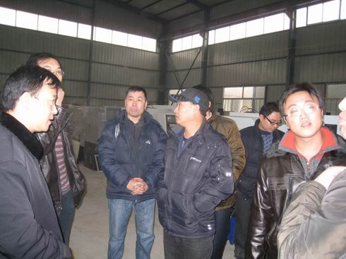 蒙古國(guó)客戶來公司訂購數(shù)控車床順利成交［組圖］